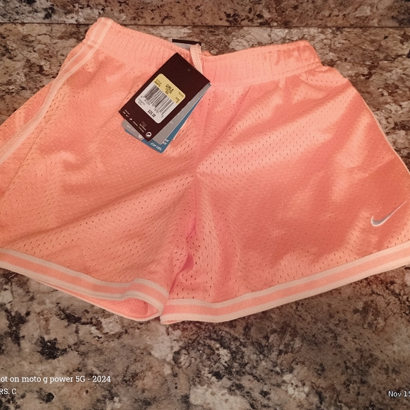Nike Girls Kids Coral Athletic Shorts Nwt - Picture 2 of 5